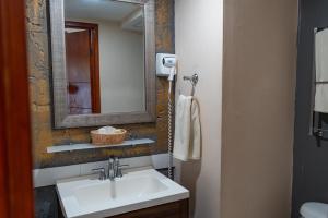 La salle de bains est pourvue d'un lavabo et d'un miroir. dans l'établissement La Concha Beach Hotel & Club, à La Paz