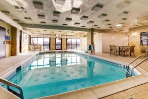 Bazén v ubytování Drury Inn & Suites Marion nebo v jeho okolí