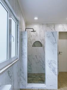 bagno con doccia in vetro e specchio di Monte da Boavista ad Alcácer do Sal