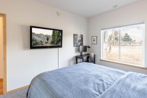 a bedroom with a bed and a tv on the wall at Cozy Hailey Haven in Hailey