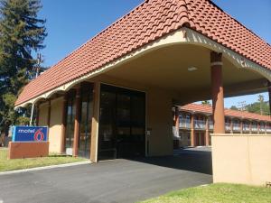 - un bâtiment avec une grande entrée dans l'établissement Motel 6 Martinez, CA, à Martinez