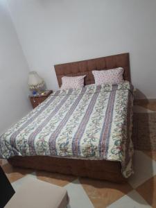 ブメルデにあるMaison tranquilleのベッドルームに掛け布団付きのベッド1台