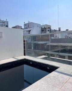 una piscina en la azotea de un edificio en Apartments Belgrano en Buenos Aires