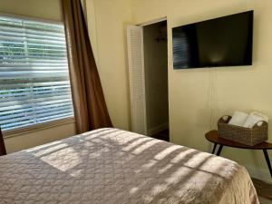 TV a/nebo společenská místnost v ubytování Miami Bright townhouse 3 bedroom free Parkig Garden