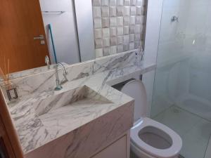 La salle de bains est pourvue d'un lavabo en marbre et de toilettes. dans l'établissement apartamento studio setor Sul, à Palmas 19 autres photos