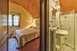 una camera con letto e lavandino di Agriturismo Tenuta Quarrata Santo Pietro Belvedere a Rivoli