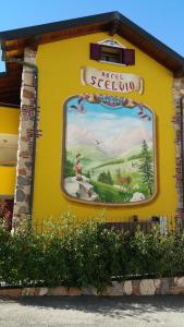 ein Schild an der Seite eines gelben Gebäudes in der Unterkunft Hotel Stelvio in Varese