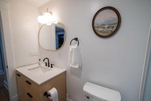 uma casa de banho com um lavatório e um espelho em Prime Location on Main Street em Stroudsburg