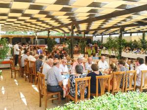 eine Gruppe von Personen, die in einem Restaurant an Tischen sitzen in der Unterkunft Dhima Hotel in Himarë