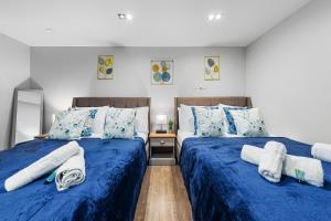Katil atau katil-katil dalam bilik di London Charm: 1-BR Trend Haven