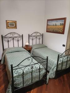 two beds sitting next to each other in a bedroom at Dolce Risveglio vicino Milano in Trezzano sul Naviglio
