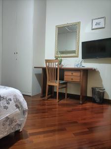 納維利歐河畔特雷札諾的住宿－Dolce Risveglio vicino Milano，一间卧室配有一张带镜子和椅子的桌子