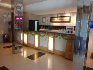 Una cocina o zona de cocina en Manise Hotel