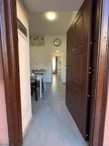 un pasillo con una puerta marrón y una mesa en NAVIGLIO 53 en Milán