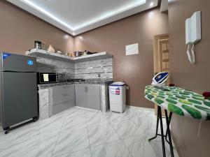 eine kleine Küche mit einer Theke und einem Kühlschrank in der Unterkunft Hotel apartment america in Ad-Dakhla