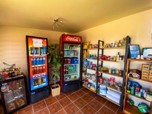 una tienda con dos máquinas de refrescos en una habitación en Cabañas Caleta Hueso, en Taltal