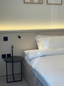 - une chambre avec un lit et une table à côté dans l'établissement Garden & Pool Access Studio, à Charjah