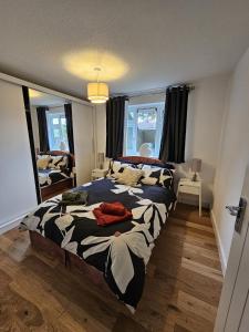 um quarto com 2 camas e uma grande janela em Comfortable Two Bedroom Flat em Brighton & Hove