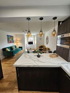 uma cozinha com um balcão e uma sala de estar em Comfortable Two Bedroom Flat em Brighton & Hove