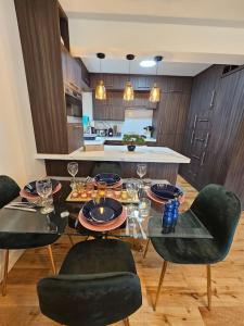 uma sala de jantar com mesa e cadeiras e uma cozinha em Comfortable Two Bedroom Flat em Brighton & Hove