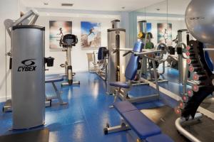 - une salle de sport avec tapis de course et machines elliptiques dans l'établissement Hotel Indigo London Hyde Park Paddington, an IHG Hotel, à Londres
