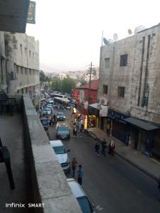una calle concurrida con muchos coches en Al Amawi Hostel, en Amán