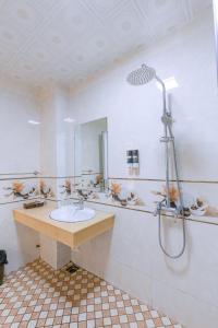ein Bad mit einem Waschbecken und einer Dusche in der Unterkunft Huong Duong Hotel Lao Cai in Lào Cai
