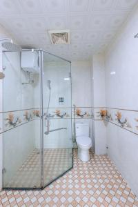ein Bad mit einer Dusche und einem WC in der Unterkunft Huong Duong Hotel Lao Cai in Lào Cai