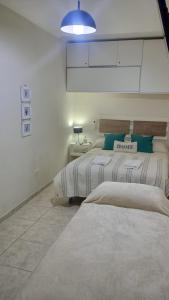 En eller flere senger på et rom på Monoambiente Atenea