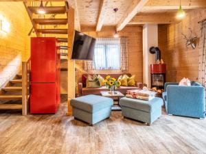 - un salon avec un canapé et un réfrigérateur rouge dans l'établissement Luxury Lodge Kaprun Ost A, à Kaprun