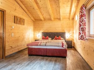 - une chambre avec un lit dans une cabane en bois dans l'établissement Luxury Lodge Kaprun Ost A, à Kaprun