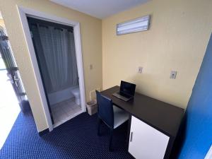 a office with a desk with a laptop on it at Welcome Inn in North Kingstown +18 photos