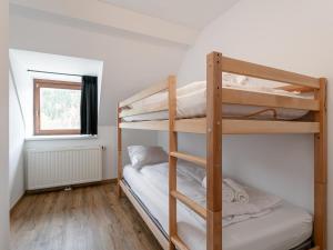a bunk bed room with two bunk beds and a window at NRV Top 5 in Möderbrugg