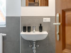 um lavatório branco na casa de banho com um espelho em NRV Top 6 em Möderbrugg