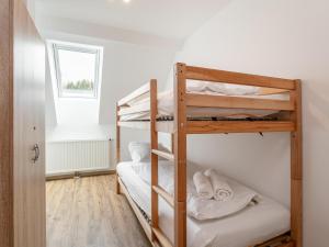 a bunk bed room with two bunk beds and a window at NRV Top 6 in Möderbrugg