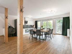 a dining room and kitchen with a table and chairs at NRV Top 7 in Möderbrugg