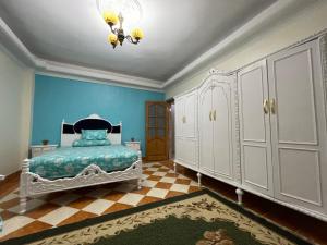 um quarto com uma cama e uma parede azul em Nile and island no Cairo