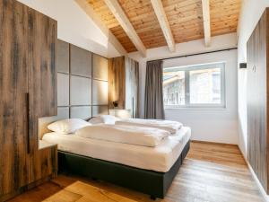 um quarto com uma cama grande num quarto em Grebenzen Lodge 35 em Sankt Lambrecht