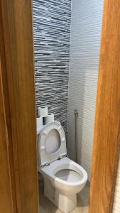 Ένα μπάνιο στο IMI OUADDAR SUPERBE APPARTEMENT