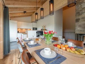 A kitchen or kitchenette at Vista Lodge