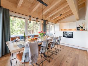 A kitchen or kitchenette at Vista Lodge