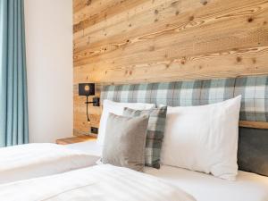 A bed or beds in a room at Vista Lodge