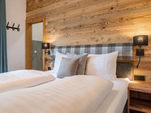 A bed or beds in a room at Vista Lodge
