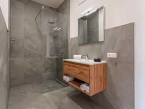 A bathroom at Vista Lodge Még 37 kép