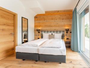 A bed or beds in a room at Vista Lodge
