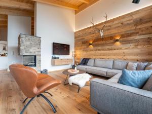 a living room with a couch and a fireplace at Ibex panorama Lodge in Turracher Hohe