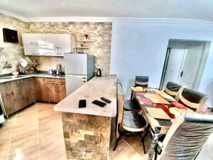 Η κουζίνα ή μικρή κουζίνα στο Golden Beach 2 RasSudr