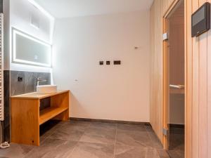 Telewizja i/lub zestaw kina domowego w obiekcie Romantik Mountain Chalet