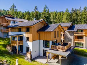z góry widok na dom z tarasem w obiekcie Romantik Mountain Chalet w mieście Turracher Hohe