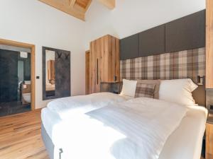 Łóżko lub łóżka w pokoju w obiekcie Romantik Mountain Chalet